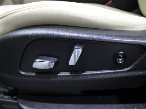 Used 2019 Cadillac XT5 FWD image 4