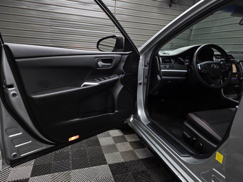 Used 2015 Toyota Camry SE w/ Moonroof Package FWD image 31