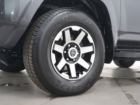 Used 2018 Toyota 4Runner TRD Off-Road Premium image 27