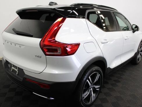 Used 2019 Volvo XC40 T4 R-Design FWD image 6