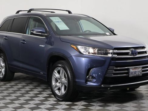 Used 2019 Toyota Highlander Limited w/ Carpet Mat Package (TMS) AWD/4WD image 3