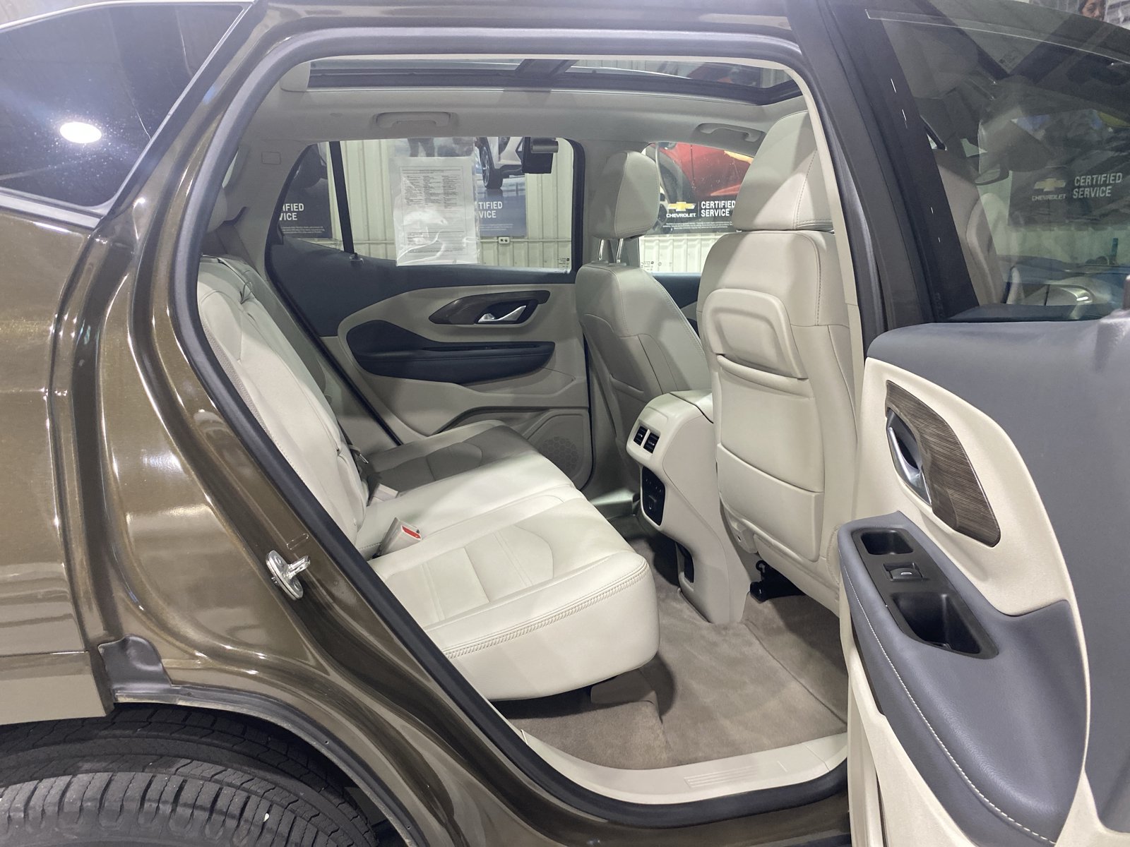 Used 2024 GMC Terrain Denali w/ Denali Premium Package AWD/4WD image 17