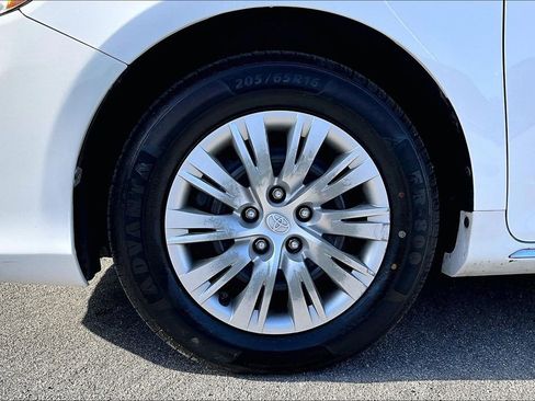 Used 2014 Toyota Camry LE image 34