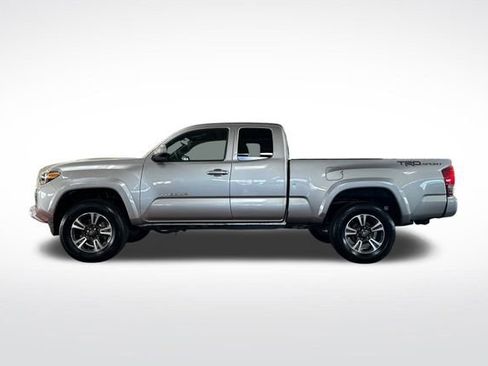Used 2017 Toyota Tacoma TRD Sport image 7