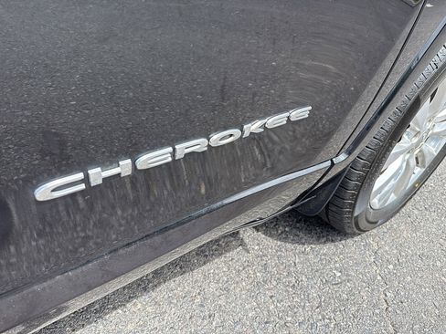 Used 2016 Jeep Cherokee Overland w/ Technology Group AWD/4WD image 25
