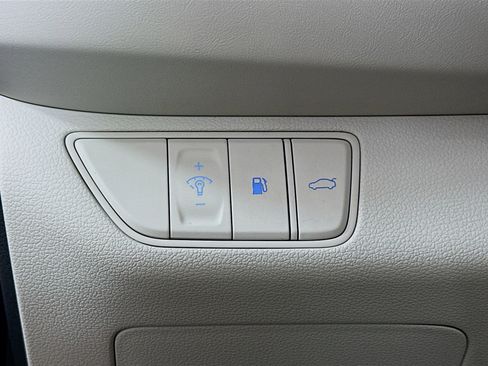 Used 2025 Genesis G70 2.5T image 17