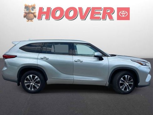 Used 2020 Toyota Highlander XLE AWD/4WD image 2