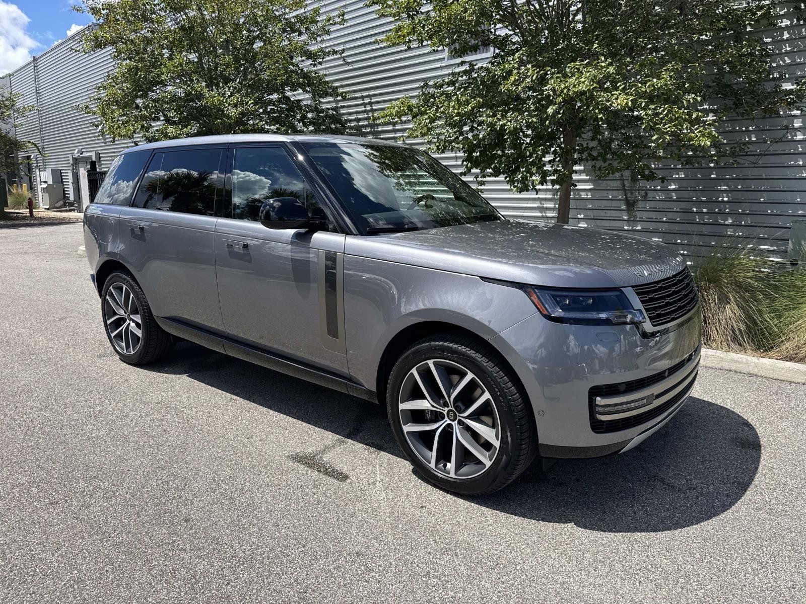 New 2027 Land Rover Range Rover Long Wheelbase SE AWD/4WD image 4