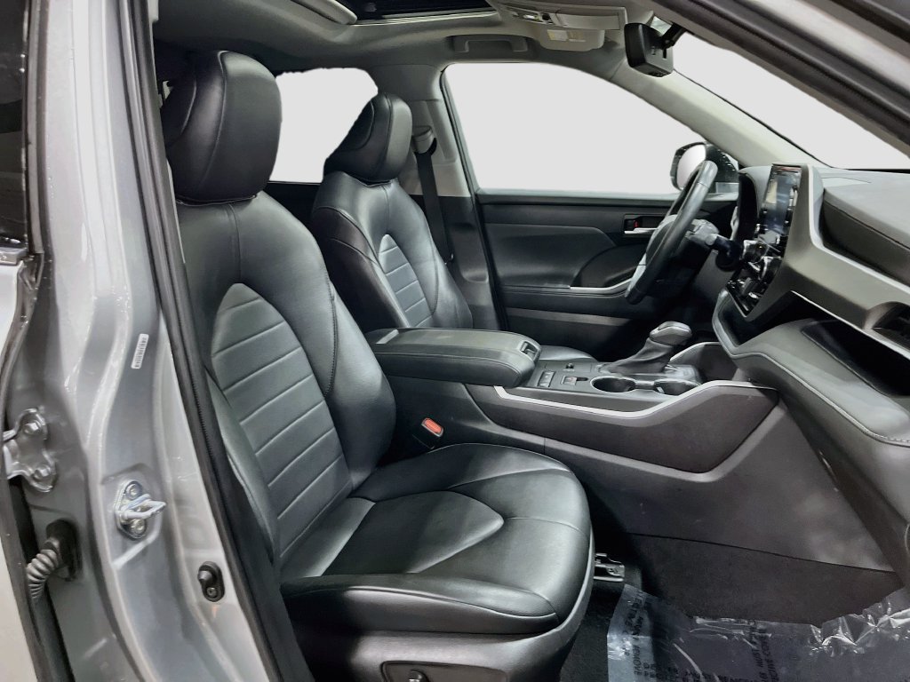 Used 2022 Toyota Highlander XLE FWD image 34