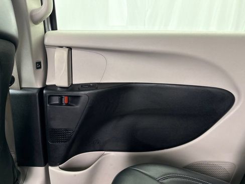 Used 2024 Chrysler Pacifica Limited FWD image 18