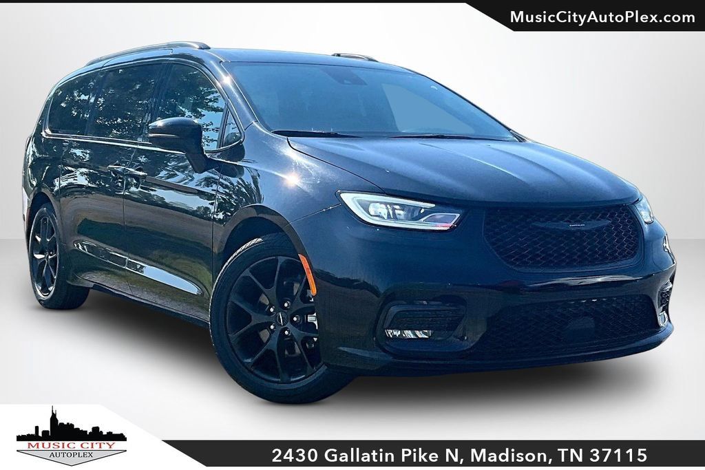 Used 2025 Chrysler Pacifica Limited FWD image 1