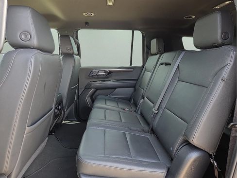 Used 2025 Chevrolet Suburban LT RWD image 11
