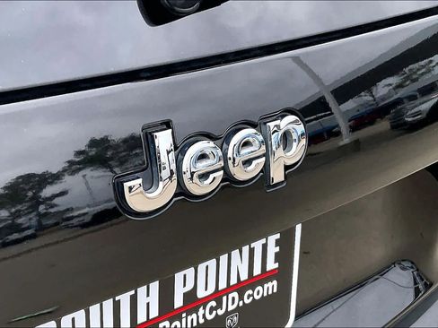 Used 2019 Jeep Cherokee Latitude Plus image 30