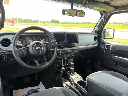 Used 2025 Jeep Gladiator Sport AWD/4WD image 14