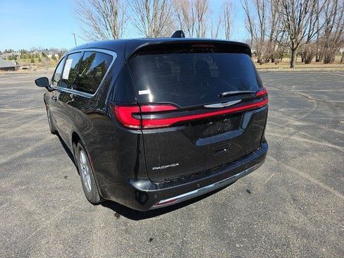 Used 2023 Chrysler Pacifica Touring-L image 3