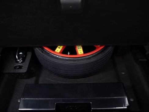 Certified 2025 Porsche Macan image 32