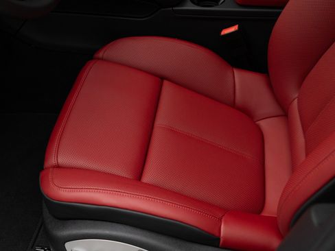 Certified 2025 Porsche Macan image 16