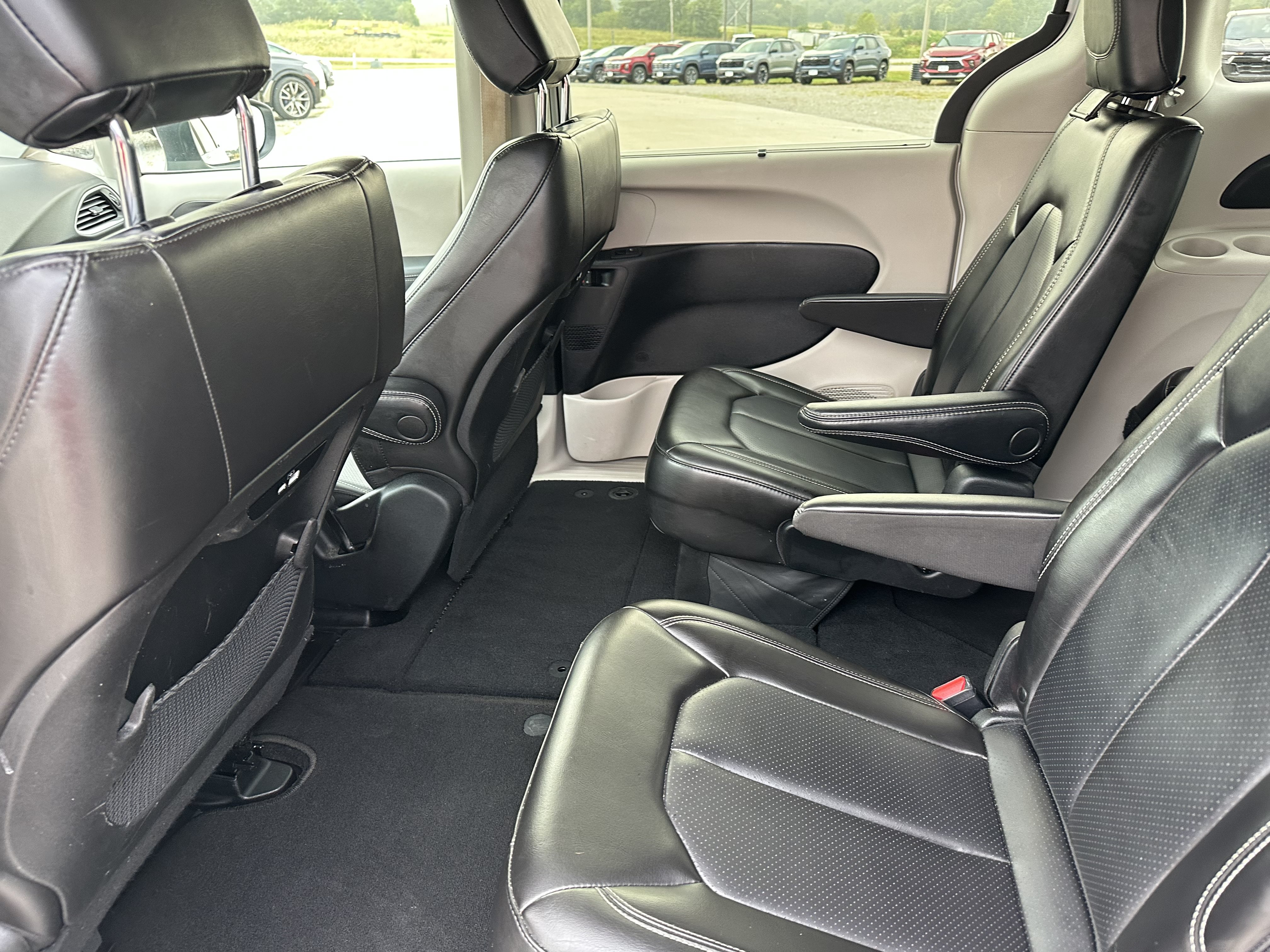 Used 2023 Chrysler Pacifica Touring-L FWD image 26
