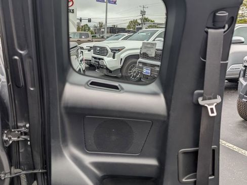 Certified 2022 Toyota Tacoma SR5 AWD/4WD image 14