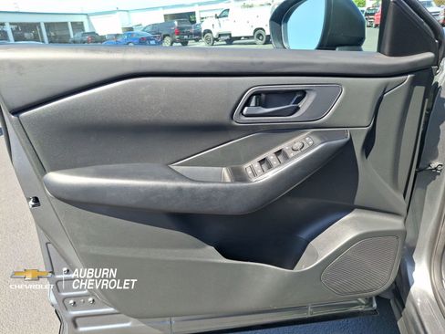 Used 2024 Nissan Rogue S AWD/4WD image 17