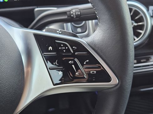 Certified 2025 Mercedes-Benz GLB 250 4MATIC image 28