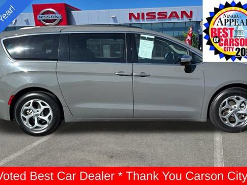 Used 2023 Chrysler Pacifica Limited FWD image 2