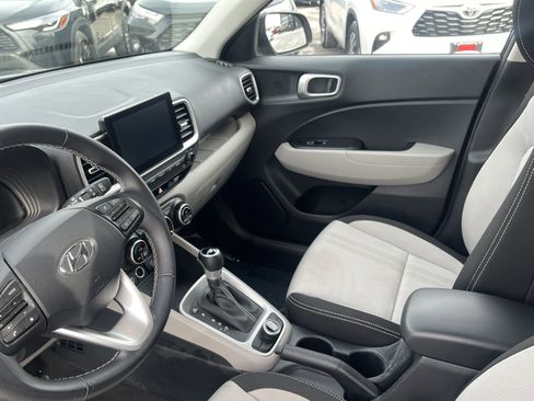 Used 2023 Hyundai Venue SEL image 16