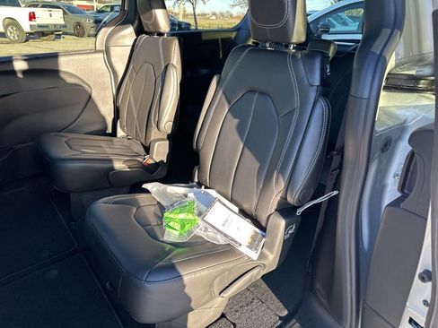 New 2026 Chrysler Pacifica Select image 41
