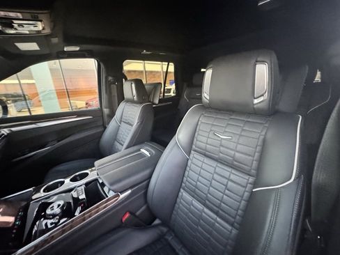 Used 2025 Cadillac Escalade Sport Platinum w/ LPO, ONYX Package image 11