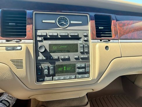 Used 2010 Lincoln Town Car Signature Limited RWD image 11