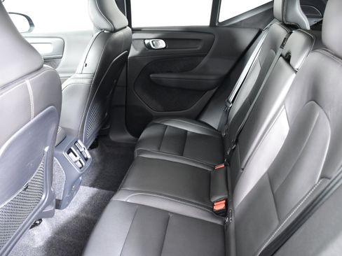 Used 2025 Volvo XC40 B5 Plus image 23