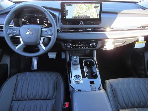 New 2025 Mitsubishi Outlander SEL image 9
