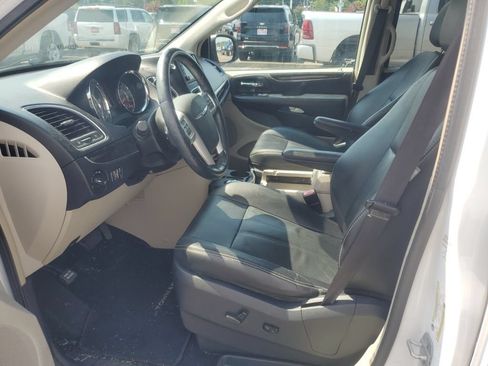 Used 2016 Chrysler Town & Country Touring FWD image 10