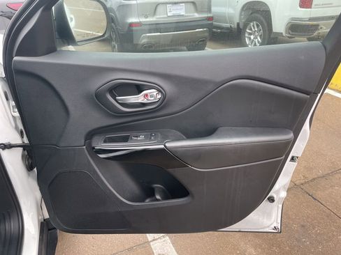 Used 2019 Jeep Cherokee Latitude Plus image 17