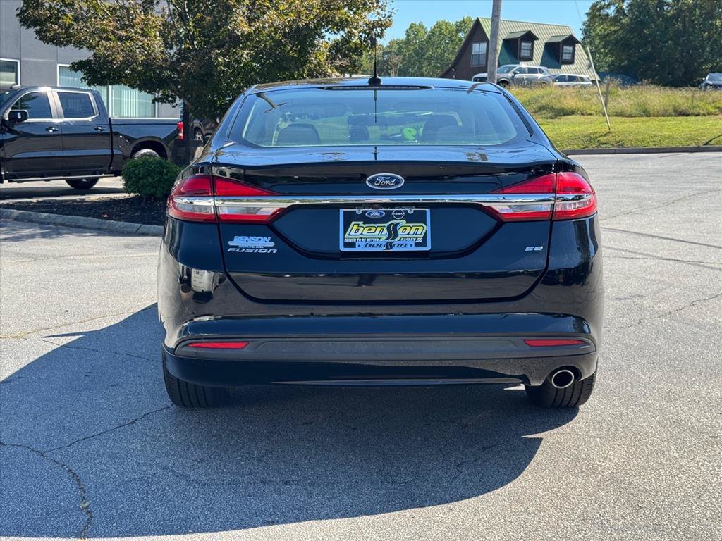 Used 2018 Ford Fusion SE w/ Fusion SE Technology Package FWD image 4