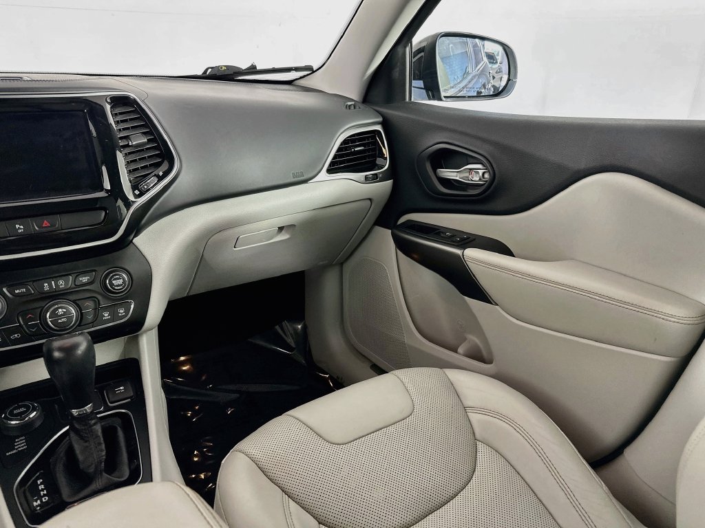 Used 2019 Jeep Cherokee Overland AWD/4WD image 32