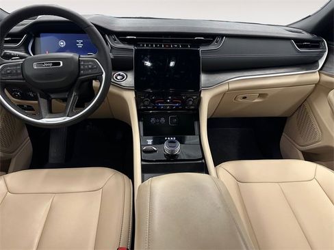 Used 2024 Jeep Grand Cherokee Limited w/ Black Appearance Package image 10