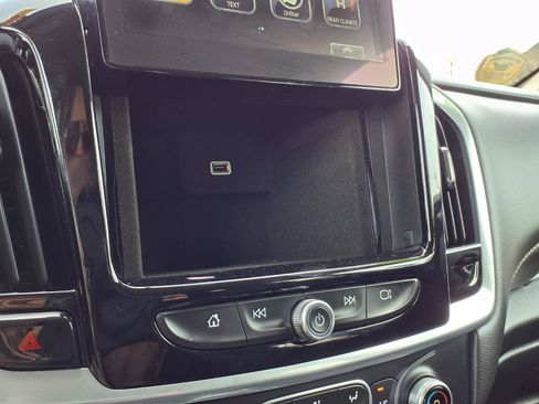 Used 2019 Chevrolet Traverse LT FWD image 12