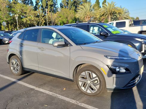 Used 2023 Hyundai Kona SEL FWD image 2