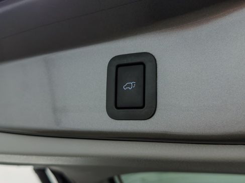 Used 2019 Toyota Highlander XLE AWD/4WD image 11