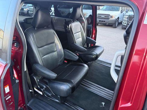 Used 2015 Toyota Sienna SE Premium image 17