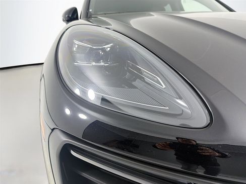 Used 2025 Porsche Macan AWD/4WD image 10