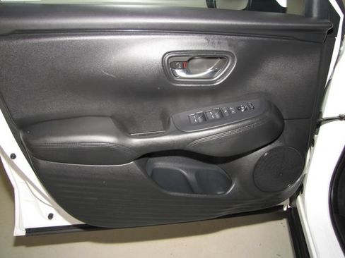 Certified 2024 Honda HR-V LX image 9
