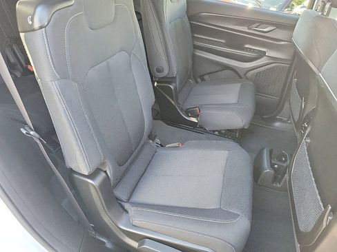 Used 2024 Jeep Grand Cherokee L Laredo image 18