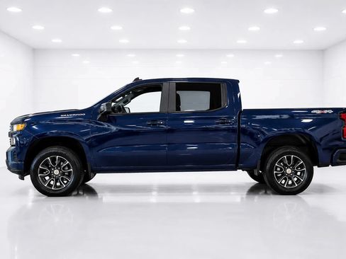 Used 2020 Chevrolet Silverado 1500 Custom w/ Custom Value Package AWD/4WD image 2