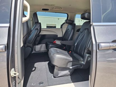 Used 2023 Chrysler Pacifica Touring-L FWD image 11