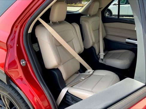 Used 2021 Ford Explorer XLT w/ Equipment Group 202A image 18