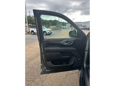 Used 2023 Chevrolet Suburban Premier image 6