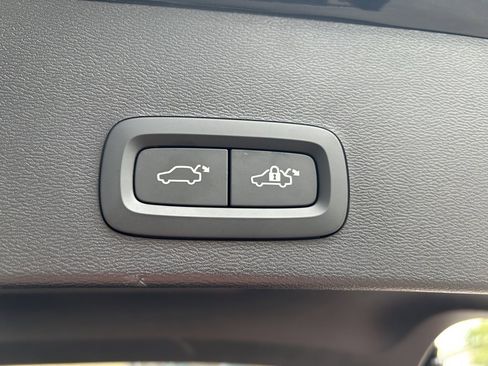 Certified 2025 Volvo XC40 B5 Plus w/ Climate Package image 19