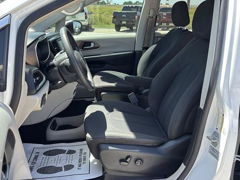 Used 2017 Chrysler Pacifica LX FWD image 16